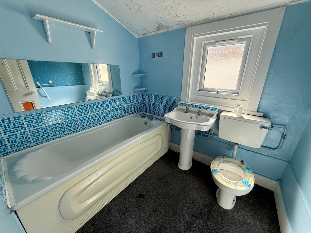 Lot: 150 - THREE-BEDROOM HOUSE FOR IMPROVEMENT - Bathroom with W.C.